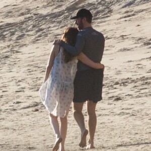Exclusif - Le chanteur de Coldplay Chris Martin et sa nouvelle compagne Dakota Johnson se promènent très amoureux sur la plage de Malibu le 14 janvier 2018