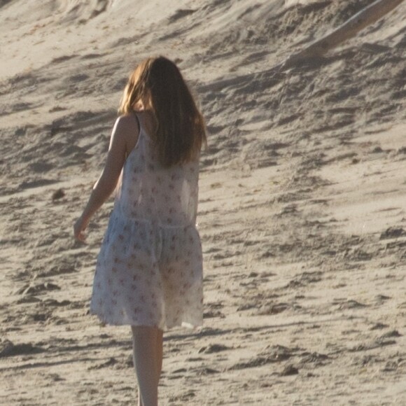 Exclusif - Le chanteur de Coldplay Chris Martin et sa nouvelle compagne Dakota Johnson se promènent très amoureux sur la plage de Malibu le 14 janvier 2018