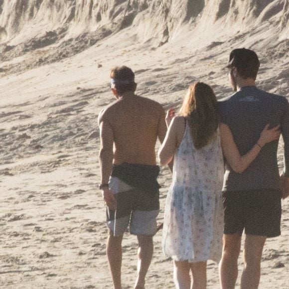 Exclusif - Le chanteur de Coldplay Chris Martin et sa nouvelle compagne Dakota Johnson se promènent très amoureux sur la plage de Malibu le 14 janvier 2018