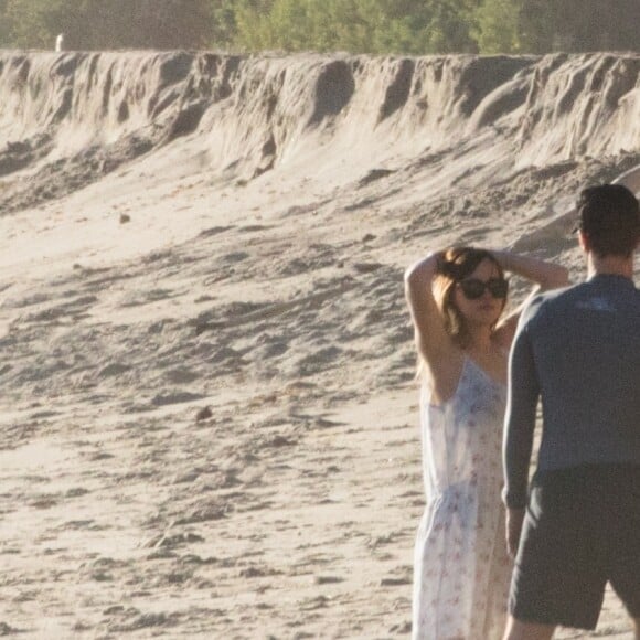 Exclusif - Le chanteur de Coldplay Chris Martin et sa nouvelle compagne Dakota Johnson se promènent très amoureux sur la plage de Malibu le 14 janvier 2018