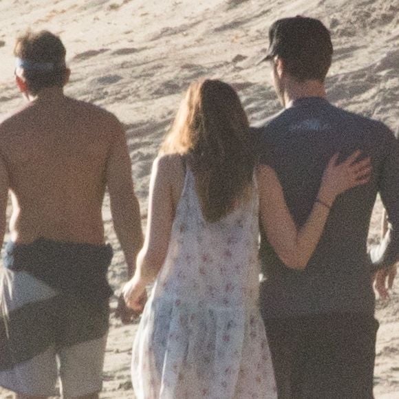 Exclusif - Le chanteur de Coldplay Chris Martin et sa nouvelle compagne Dakota Johnson se promènent très amoureux sur la plage de Malibu le 14 janvier 2018