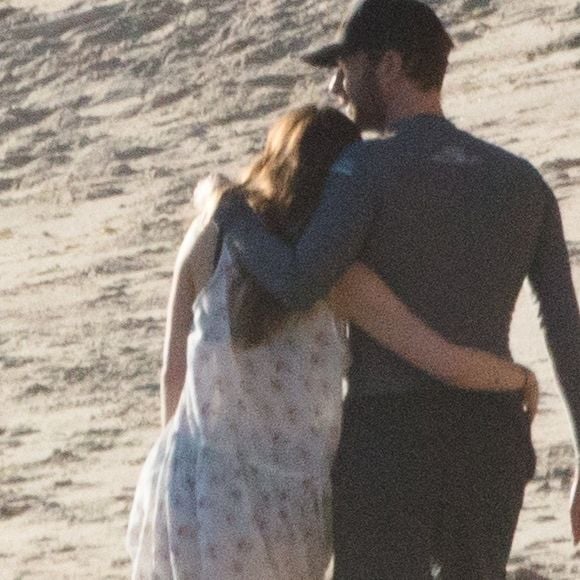 Exclusif - Le chanteur de Coldplay Chris Martin et sa nouvelle compagne Dakota Johnson se promènent très amoureux sur la plage de Malibu le 14 janvier 2018