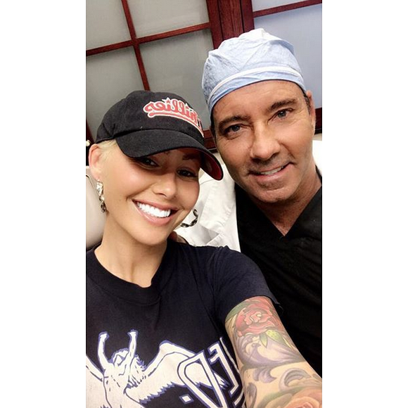 Le chirurgien Garth Fisher et sa patiente, Amber Rose. Los Angeles, janvier 2018.