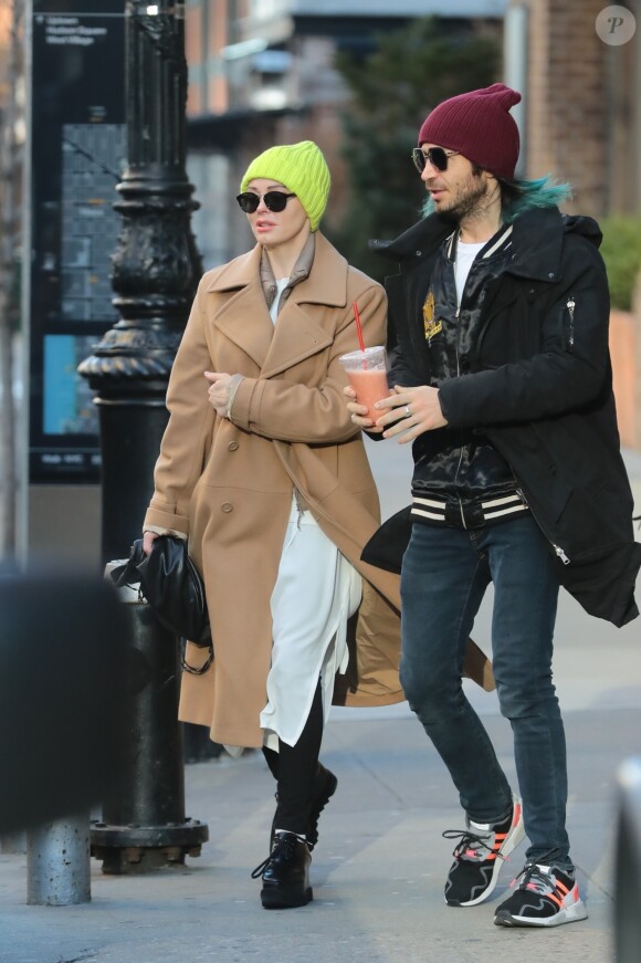Exclusif - Rose McGowan et son compagnon Josh Latin dans la rue à New York le 31 janvier 2018. Rose McGowan vient de sortir le livre "Brave" dans lequel elle se livre sur ses débuts à Hollywood et sa rencontre avec le producteur H.Weinstein.