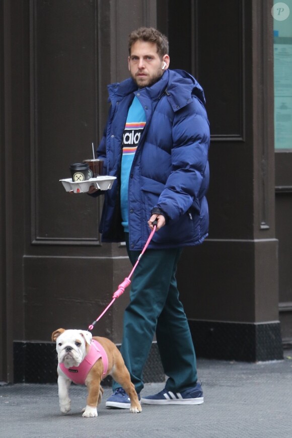 Exclusif - Jonah Hill est allé acheter un café à emporter en balade avec son chien dans les rues de New York, le 29 janvier 2018