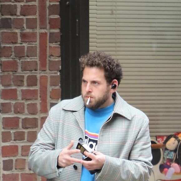 Exclusif - Jonah Hill fume une cigarette dans la rue à New York City, New York, etats-Unis, le 16 janvier 2018.