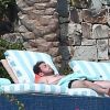 Exclusif - Jonah Hill bronze au bord d'une piscine en compagnie d'une mystérieuse inconnue lors de ses vacances à Cabo San Lucas au Mexique. Le 14 janvier 2018