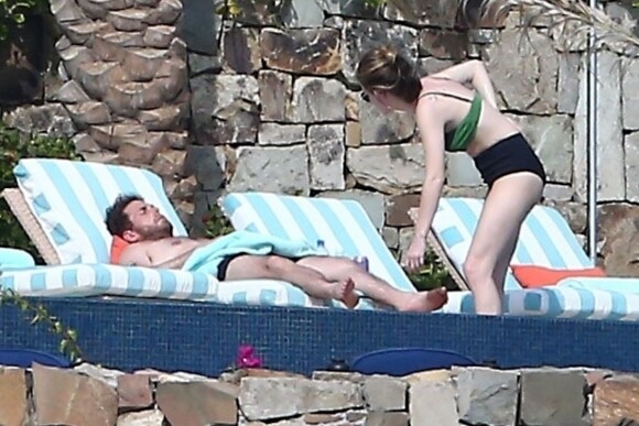 Exclusif - Jonah Hill bronze au bord d'une piscine en compagnie d'une mystérieuse inconnue lors de ses vacances à Cabo San Lucas au Mexique. Le 14 janvier 2018
