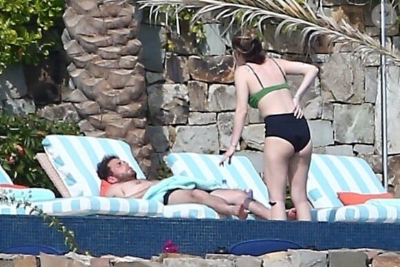 Exclusif - Jonah Hill bronze au bord d'une piscine en compagnie d'une mystérieuse inconnue lors de ses vacances à Cabo San Lucas au Mexique. Le 14 janvier 2018
