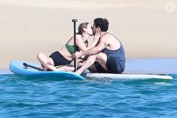 Exclusif - Jonah Hill et sa compagne, très amoureux, prennent un cours de paddle à Cabo San Lucas au Mexique, le 14 janvier 2018.