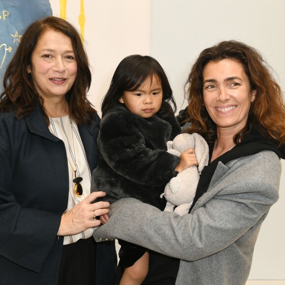 Christine Innamorato, directrice artistique de Bonpoint, Mademoiselle Agnès et sa fille Swan au défilé Bonpoint printempt-été 2018 à Paris, le 24 janvier 2018.
