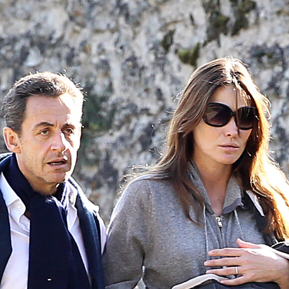 Nicolas Sarkozy et Carla Bruni avec leur bébé Giulia, à La Lanterne, à Versailles, le 31 octobre 2011.