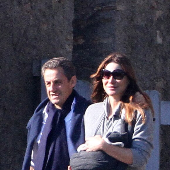 Nicolas Sarkozy et Carla bruni avec leur bébé Giulia, à La Lanterne, à Versailles, le 31 octobre 2011.