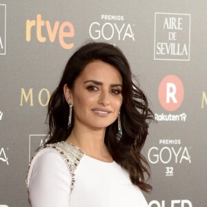 Penelope Cruz (robe Versace) aux Goya 2018 à Madrid le 3 janvier 2018
