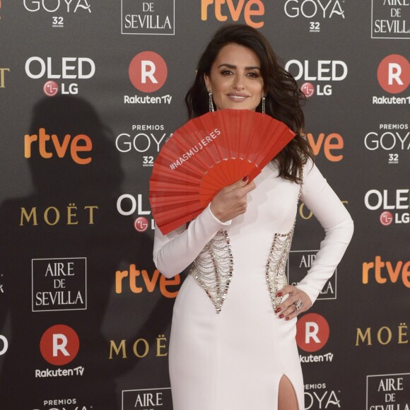 Penelope Cruz (robe Versace) aux Goya 2018 à Madrid le 3 janvier 2018