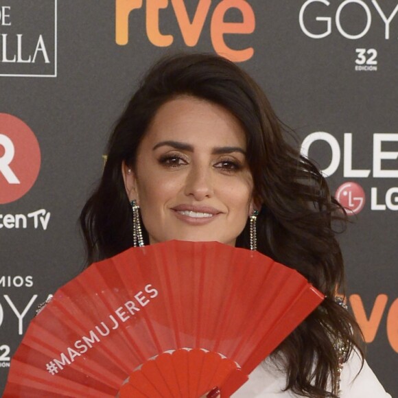 Penelope Cruz (robe Versace) aux Goya 2018 à Madrid le 3 janvier 2018