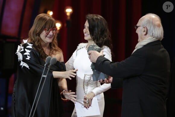 Isabel Coixet , Goya de la meilleure réalisatrice et meilleur film pour "The Bookshop", Carlos Saura et Penelope Cruz - Scène - 32 ème Cérémonie des Goya Awards 2018 à Madrid le 3 février 2018