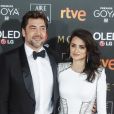 Penelope Cruz et son mari Javier Bardem posent lors du photocall des Goya Awards à Madrid le 3 février 2018.