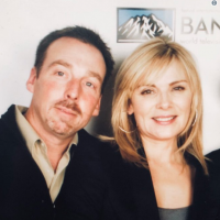 Kim Cattrall annonce la mort de son frère après avoir signalé sa disparition...