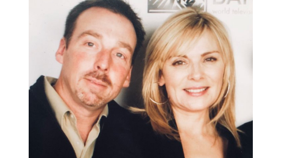 Kim Cattrall annonce la mort de son frère après avoir signalé sa disparition...