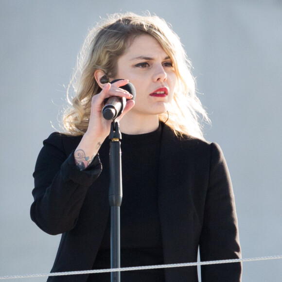 Beatrice Martin (Coeur de Pirate) lors des commémorations des 100 ans de la bataille de la Crête de Vimy, (100 ans jour pour jour, le 9 avril 1917) dans laquelle de nombreux Canadiens ont trouvé la mort lors de la Première Guerre mondiale, au Mémorial national du Canada, à Vimy, France, le 9 avril 2017. © Cyril Moreau/Bestimage