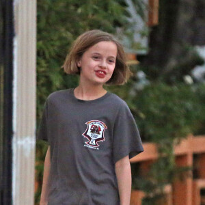 Exclusif - Vivienne Jolie-Pitt se balade dans son quartier à Los Angeles, le 5 février 2018