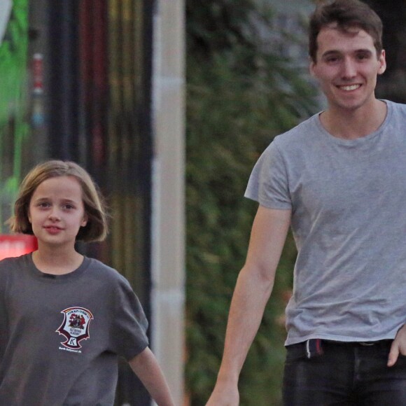 Exclusif - Vivienne Jolie-Pitt se balade dans son quartier accompagnée d'un garde du corps à Los Angeles, le 5 février 2018