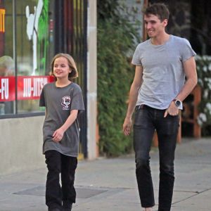 Exclusif - Vivienne Jolie-Pitt se balade dans son quartier accompagnée d'un jeune homme, peut-être garde du corps, à Los Angeles, le 5 février 2018