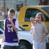 Exclusif - Shiloh Jolie-Pitt et sa soeur Vivienne Jolie-Pitt font du shopping avec un garde du corps à Los Angeles le 3 février 2018.