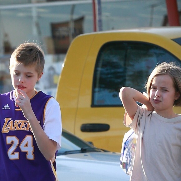 Exclusif - Shiloh Jolie-Pitt et sa soeur Vivienne Jolie-Pitt font du shopping avec un garde du corps à Los Angeles le 3 février 2018.