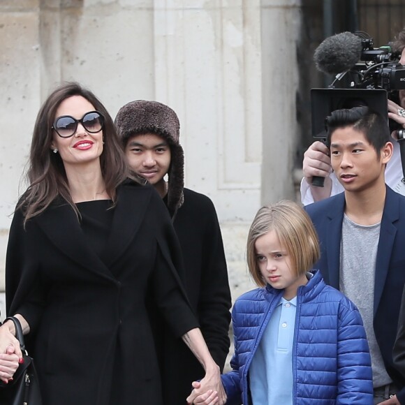 Angelina Jolie et ses enfants (Maddox, Zahara, Shiloh, Pax, Knox et Vivienne) quittent le musée du Louvre à Paris le 30 janvier 2018.