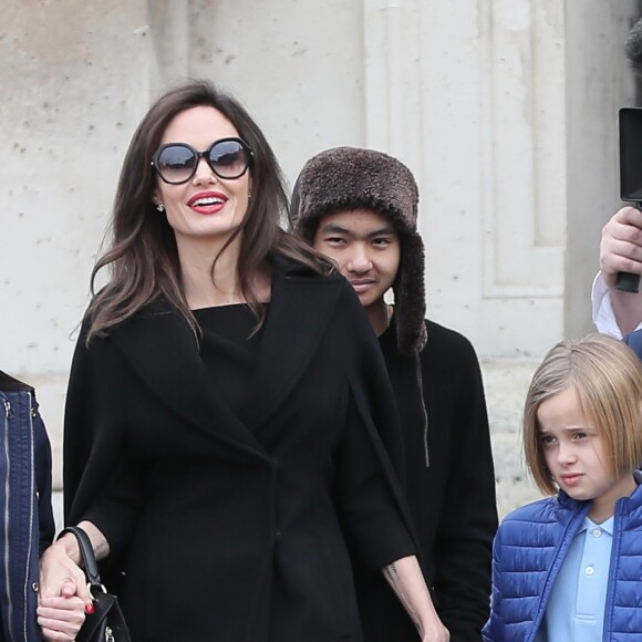 Angelina Jolie et ses enfants (Maddox, Zahara, Shiloh, Pax, Knox et Vivienne) quittent le musée du Louvre à Paris le 30 janvier 2018.
