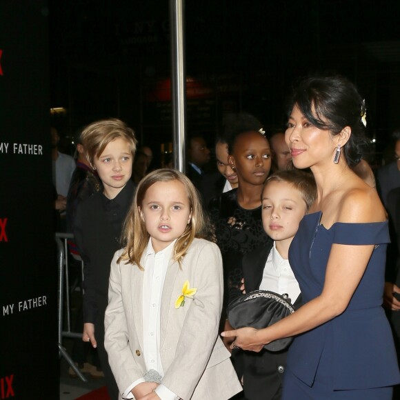 Kompheak Phorung avec Maddox Jolie-Pitt, Knox Leon Jolie-Pitt, Zahara Jolie-Pitt, Angelina Jolie, Vivienne Jolie-Pitt et Shiloh Jolie-Pitt à la première de ‘D'abord, ils ont tué mon père’ à New York, le 14 septembre 2017