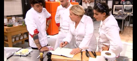 La brigade d'Hélène Darroze lors du quatrième épisode de "Top Chef" diffusé le 21 février 2018 sur M6.