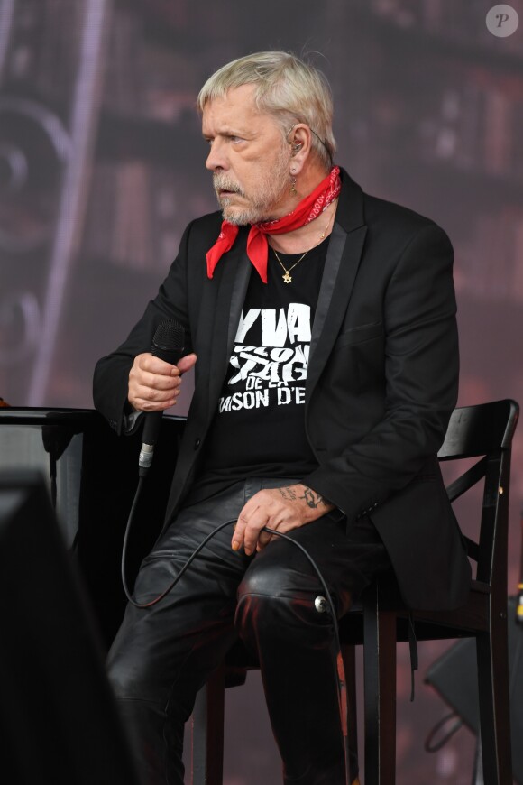 Renaud chante lors du 3ème jour de la Fête de l'Humanité à la Courneuve le 17 septembre 2017. 