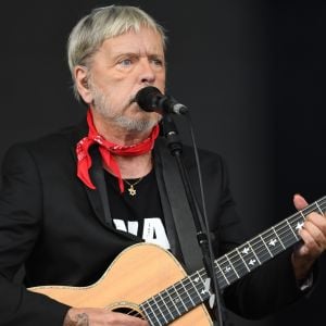 Renaud chante lors du 3ème jour de la Fête de l'Humanité à la Courneuve le 17 septembre 2017. 