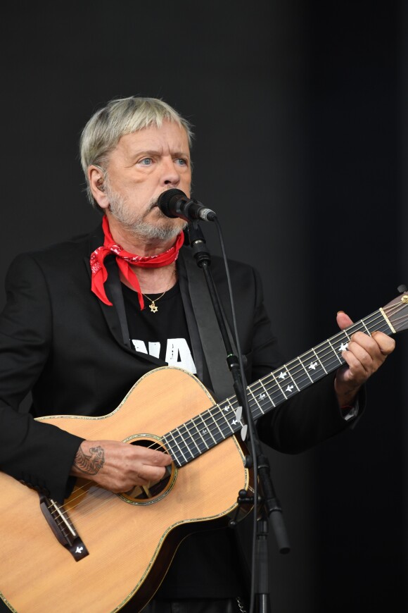 Renaud chante lors du 3ème jour de la Fête de l'Humanité à la Courneuve le 17 septembre 2017. 