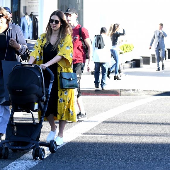 Jessica Alba est allée faire du shopping avec son fils Hayes chez Saint Laurent (YSL) à West Hollywood, le 8 février 2018