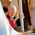 Le prince Henrik et la reine Margrethe II de Danemark à bord du yacht royal, le  KDM Dannebrog , pour fêter le 18e anniversaire du prince Nikolai de Danemark à Copenhague le 28 août 2017.
