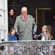Le prince Henrik de Danemark avec ses petites-filles la princesse Athena et la princesse Josephine au palais de Marselisborg à Aarhus le 16 avril 2017 lors du 77e anniversaire de la reine Margrethe II.