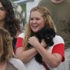 Exclusif - Amy Schumer câline son petit chien Tati et mange un hot dog dans les rues de Salisbury, le 14 août 2017
