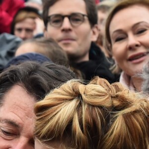 Denise Fabre, Christian Estrosi, le maire de Nice, sa femme Laura Tenoudji et leur fille Bianca pendant la 1ère Bataille de Fleurs dans le cadre de la 134ème édition du Carnaval de Nice "Roi de l'Espace" dans la maison du Carnaval. L'évènement se déroulera du 17 février au 4 mars. Nice le 17 février 2018. Le Carnaval de Nice est l'un des trois plus grands et plus prestigieux carnavals du Monde avec Rio et Venise. © Bruno Bebert/Bestimage