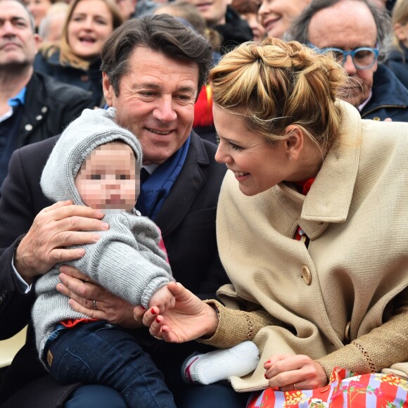 Christian Estrosi, le maire de Nice, sa femme Laura Tenoudji et leur fille Bianca pendant la 1ère Bataille de Fleurs dans le cadre de la 134ème édition du Carnaval de Nice "Roi de l'Espace" dans la maison du Carnaval. L'évènement se déroulera du 17 février au 4 mars. Nice le 17 février 2018. Le Carnaval de Nice est l'un des trois plus grands et plus prestigieux carnavals du Monde avec Rio et Venise. © Bruno Bebert/Bestimage