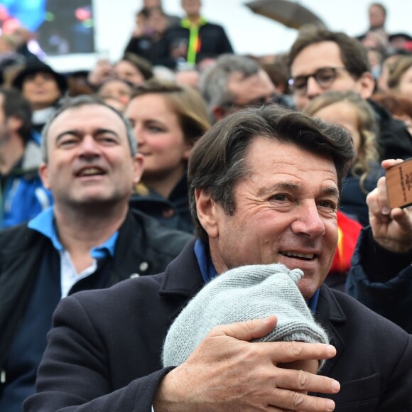 Christian Estrosi, le maire de Nice, sa femme Laura Tenoudji et leur fille Bianca pendant la 1ère Bataille de Fleurs dans le cadre de la 134ème édition du Carnaval de Nice "Roi de l'Espace" dans la maison du Carnaval. L'évènement se déroulera du 17 février au 4 mars. Nice le 17 février 2018. Le Carnaval de Nice est l'un des trois plus grands et plus prestigieux carnavals du Monde avec Rio et Venise. © Bruno Bebert/Bestimage