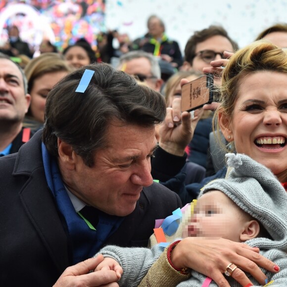 Christian Estrosi, le maire de Nice, sa femme Laura Tenoudji et leur fille Bianca pendant la 1ère Bataille de Fleurs dans le cadre de la 134ème édition du Carnaval de Nice "Roi de l'Espace" dans la maison du Carnaval. L'évènement se déroulera du 17 février au 4 mars. Nice le 17 février 2018. Le Carnaval de Nice est l'un des trois plus grands et plus prestigieux carnavals du Monde avec Rio et Venise. © Bruno Bebert/Bestimage