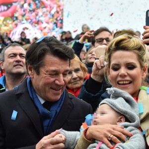 Denise Fabre, Christian Estrosi, le maire de Nice, sa femme Laura Tenoudji et leur fille Bianca pendant la 1ère Bataille de Fleurs dans le cadre de la 134ème édition du Carnaval de Nice "Roi de l'Espace" dans la maison du Carnaval. L'évènement se déroulera du 17 février au 4 mars. Nice le 17 février 2018. Le Carnaval de Nice est l'un des trois plus grands et plus prestigieux carnavals du Monde avec Rio et Venise. © Bruno Bebert/Bestimage