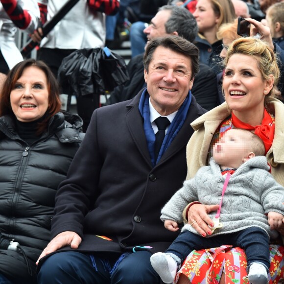 Denise Fabre, Christian Estrosi, le maire de Nice avec sa femme Laura Tenoudji, leur fille Bianca et Milan, le fils de Laura pendant la 1ère Bataille de Fleurs dans le cadre de la 134ème édition du Carnaval de Nice "Roi de l'Espace" dans la maison du Carnaval. L'évènement se déroulera du 17 février au 4 mars. Nice le 17 février 2018. Le Carnaval de Nice est l'un des trois plus grands et plus prestigieux carnavals du Monde avec Rio et Venise. © Bruno Bebert/Bestimage