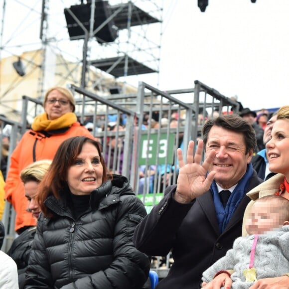 Denise Fabre, Christian Estrosi, le maire de Nice avec sa femme Laura Tenoudji, leur fille Bianca et Milan, le fils de Laura pendant la 1ère Bataille de Fleurs dans le cadre de la 134ème édition du Carnaval de Nice "Roi de l'Espace" dans la maison du Carnaval. L'évènement se déroulera du 17 février au 4 mars. Nice le 17 février 2018. Le Carnaval de Nice est l'un des trois plus grands et plus prestigieux carnavals du Monde avec Rio et Venise. © Bruno Bebert/Bestimage