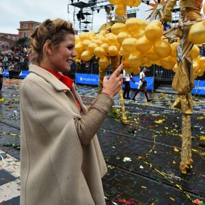 Laura Tenoudji, la femme de C. Estrosi, le maire de Nice, pendant la 1ère Bataille de Fleurs dans le cadre de la 134ème édition du Carnaval de Nice "Roi de l'Espace" dans la maison du Carnaval. L'évènement se déroulera du 17 février au 4 mars. Nice le 17 février 2018. Le Carnaval de Nice est l'un des trois plus grands et plus prestigieux carnavals du Monde avec Rio et Venise. © Bruno Bebert/Bestimage