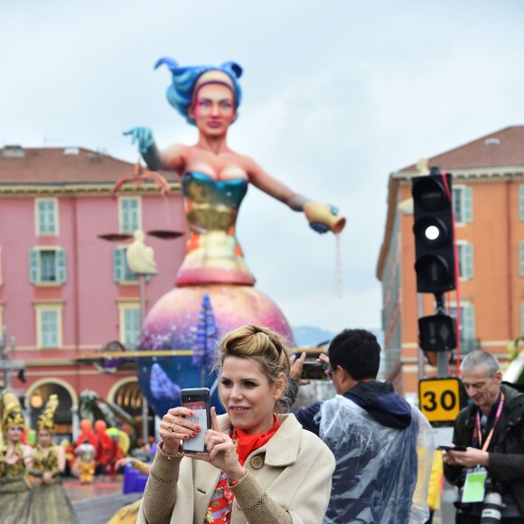 Laura Tenoudji, la femme de C. Estrosi, le maire de Nice, pendant la 1ère Bataille de Fleurs dans le cadre de la 134ème édition du Carnaval de Nice "Roi de l'Espace" dans la maison du Carnaval. L'évènement se déroulera du 17 février au 4 mars. Nice le 17 février 2018. Le Carnaval de Nice est l'un des trois plus grands et plus prestigieux carnavals du Monde avec Rio et Venise. © Bruno Bebert/Bestimage